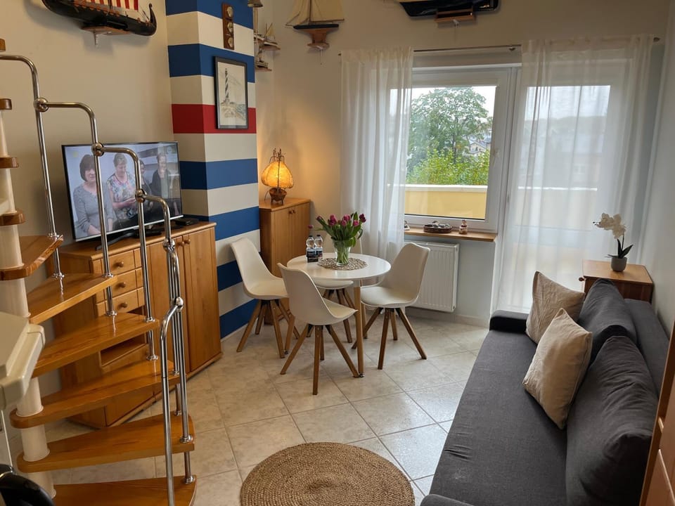 Communal lounge/ TV room, TV and multimedia, Seating area