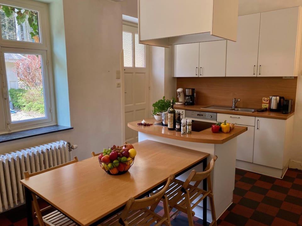 Coffee/tea facilities, Kitchen or kitchenette, Dining area, stove