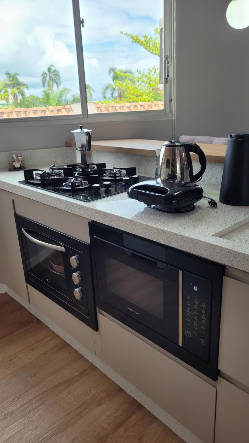 Coffee/tea facilities, Kitchen or kitchenette, microwave, stove, toaster