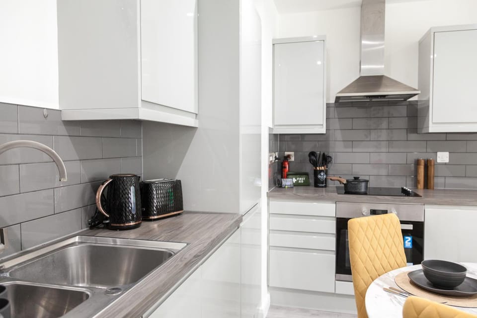 Coffee/tea facilities, Kitchen or kitchenette, dishwasher, stove, toaster