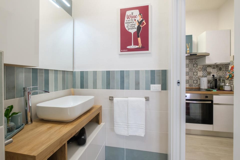 Bathroom, Decorative detail, hair dryier, towels
