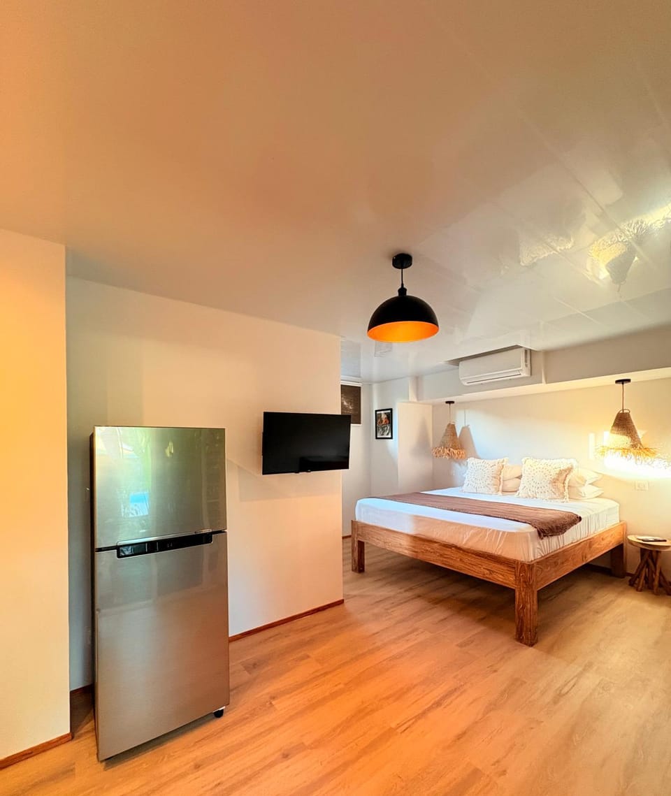 Bed, TV and multimedia, Bedroom