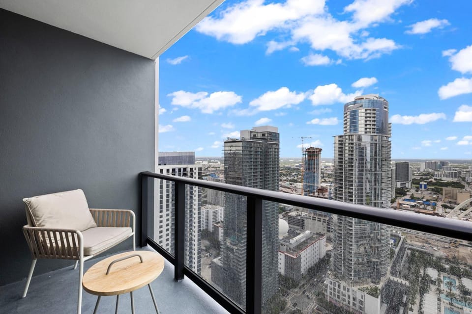 Property building, View (from property/room), Balcony/Terrace, City view