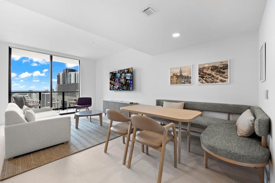 TV and multimedia, Living room, Seating area, Dining area