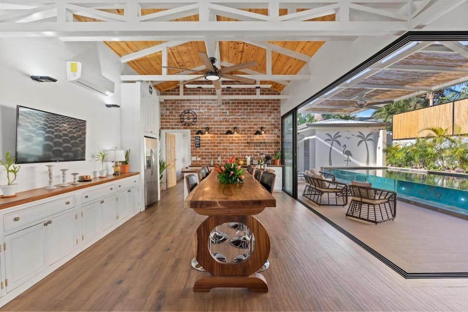 Swimming pool, kitchen