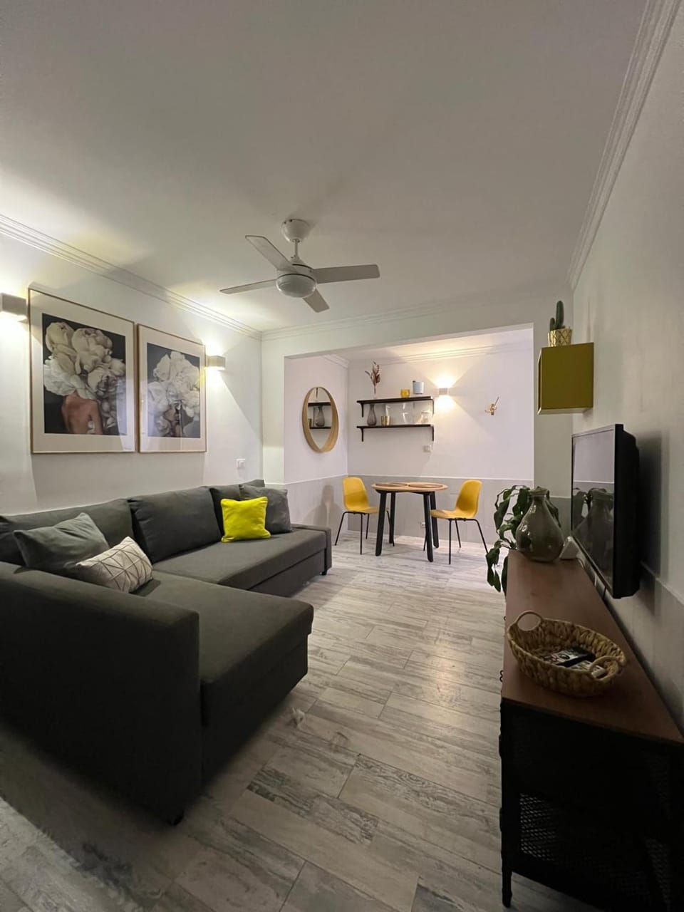 TV and multimedia, Living room, Evening entertainment