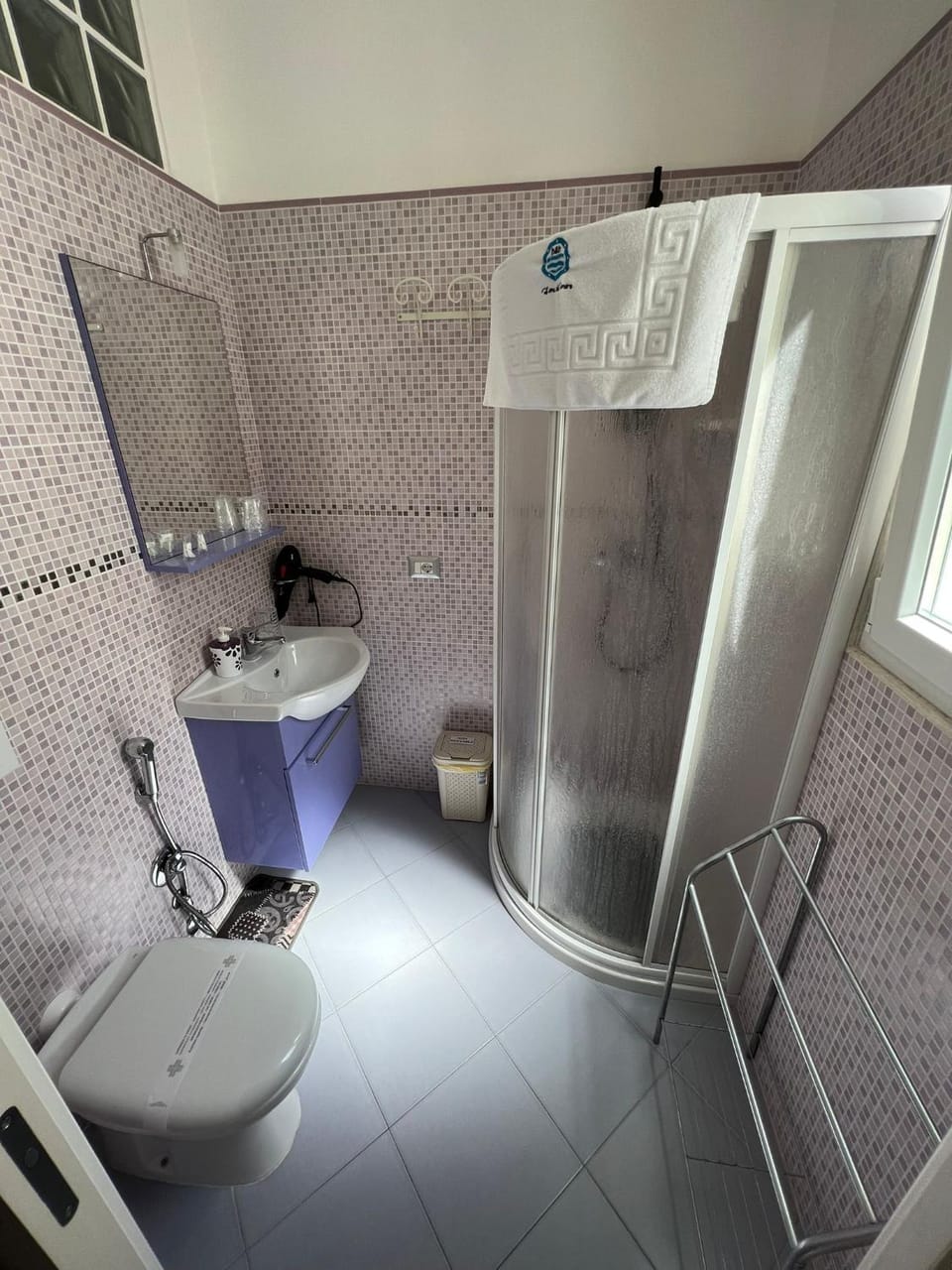 Shower, Toilet, towels