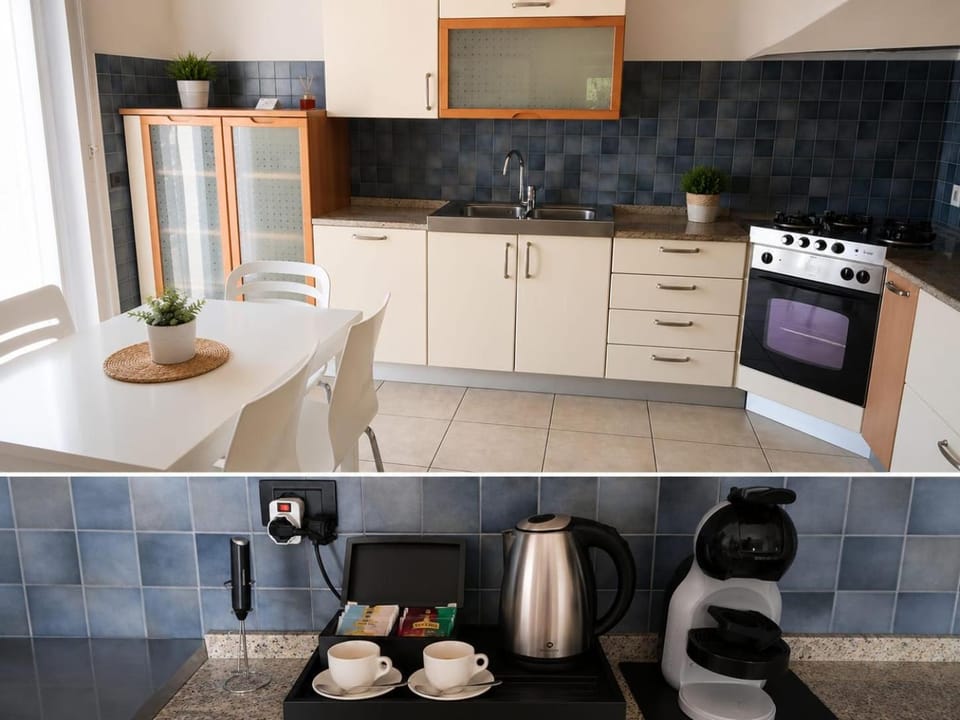 Coffee/tea facilities, Kitchen or kitchenette, stove
