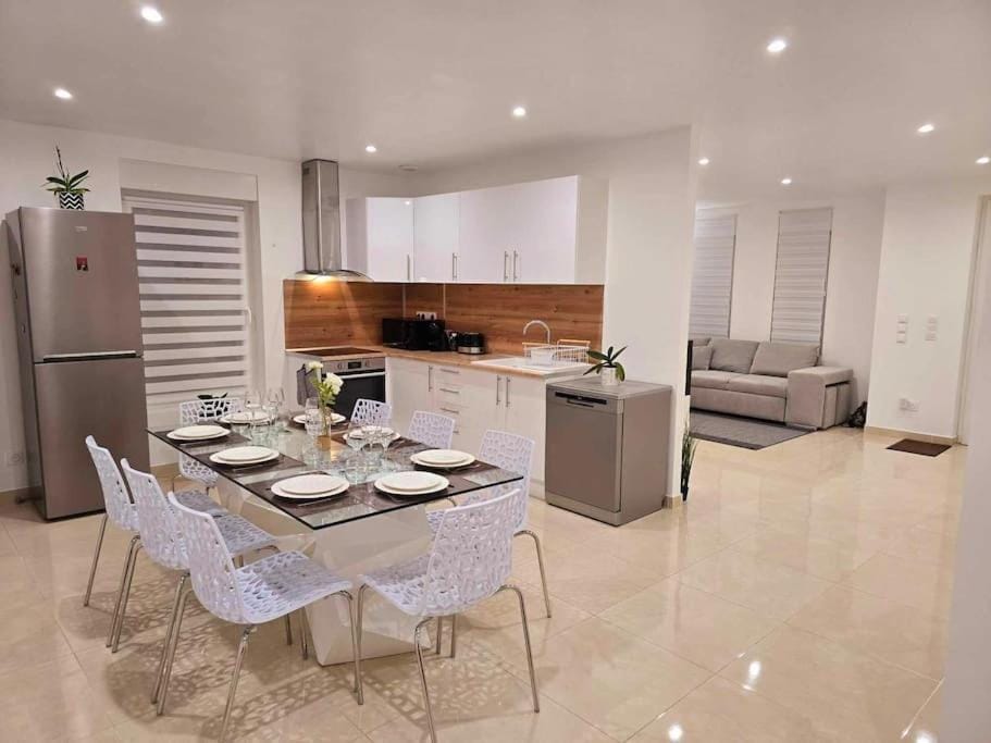 Kitchen or kitchenette, Dining area