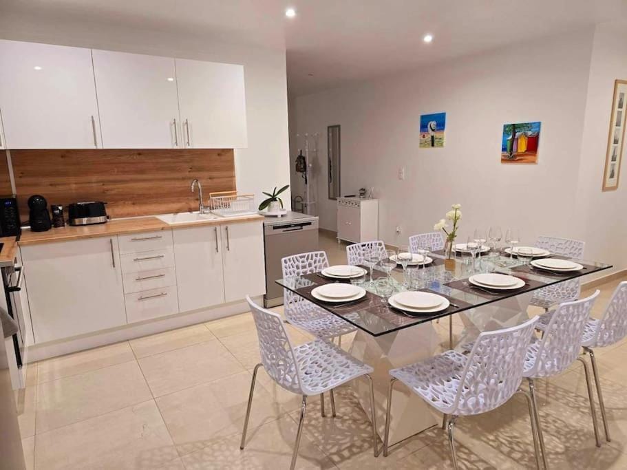 Kitchen or kitchenette, Dining area
