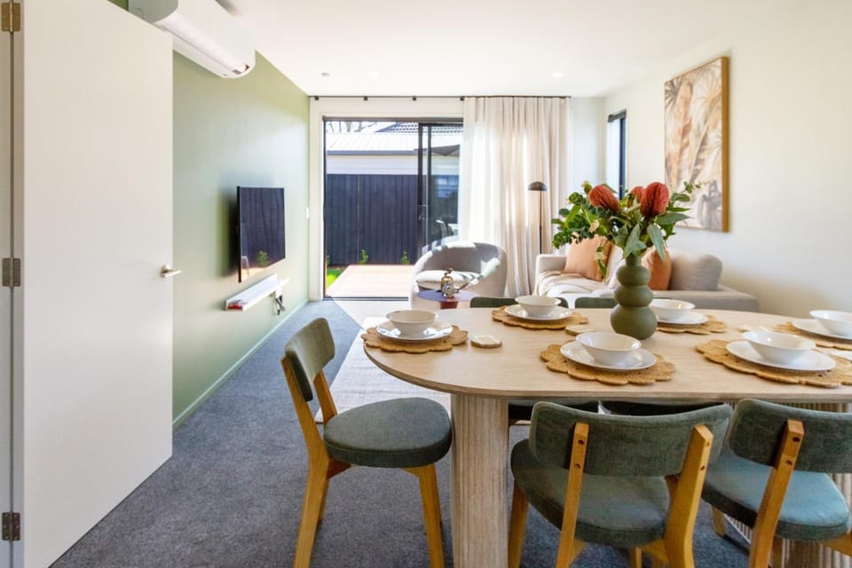 TV and multimedia, Kitchen or kitchenette, Living room, Seating area, Dining area