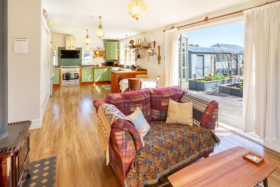 Day, Garden, Coffee/tea facilities, Kitchen or kitchenette, Living room, Decorative detail, Seating area, Dining area, dishwasher, fireplace, microwave, stove