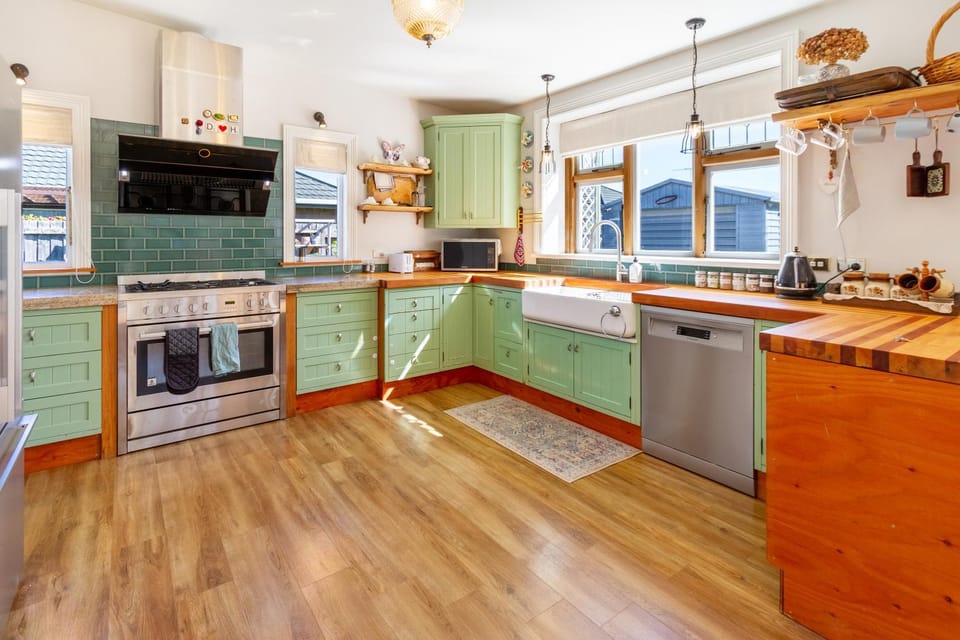 Coffee/tea facilities, Kitchen or kitchenette, dishwasher, microwave, oven, stove, toaster