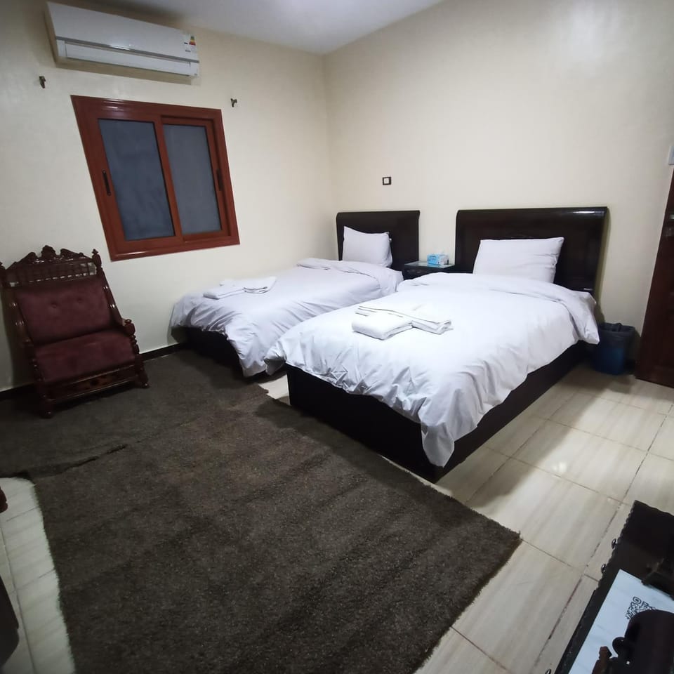 Bed, Living room, Photo of the whole room, Bedroom, air conditioner