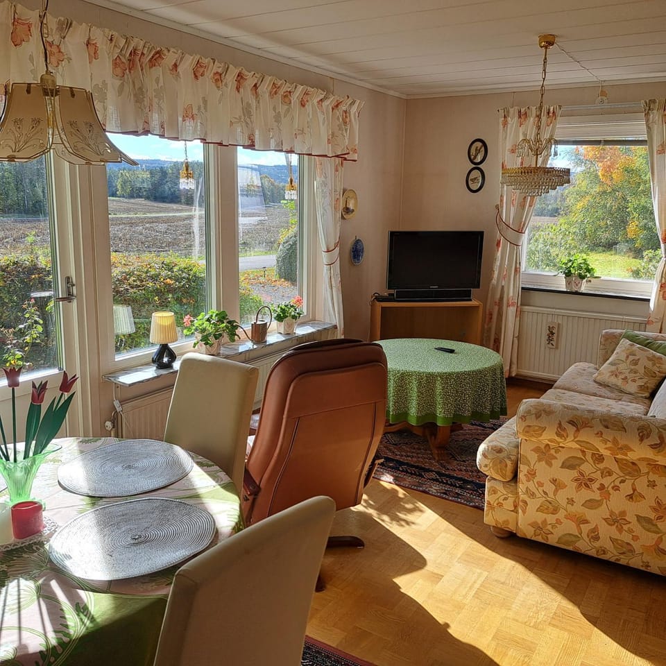 Communal lounge/ TV room, TV and multimedia, Living room, Seating area, Dining area