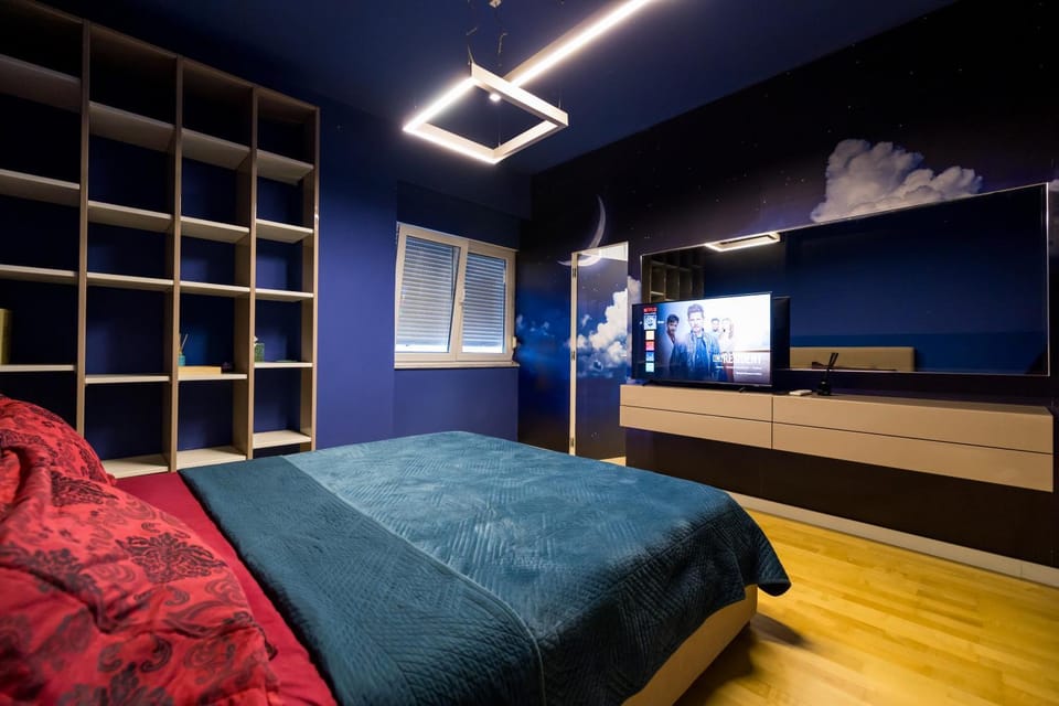 Bed, TV and multimedia, Photo of the whole room, Bedroom