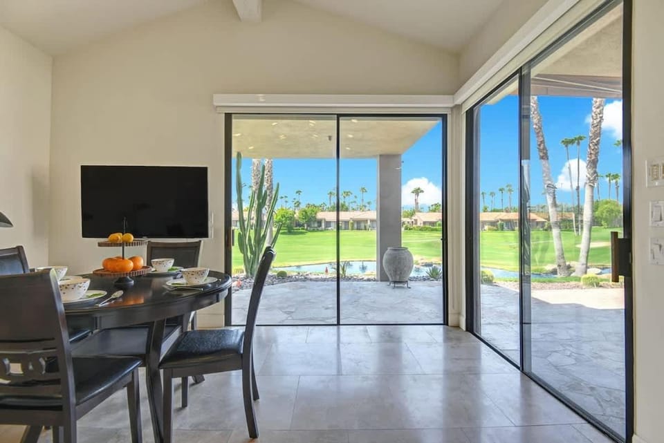 VZ955- Palm Valley Luxe Haven - Alice Lodging House in Palm Desert