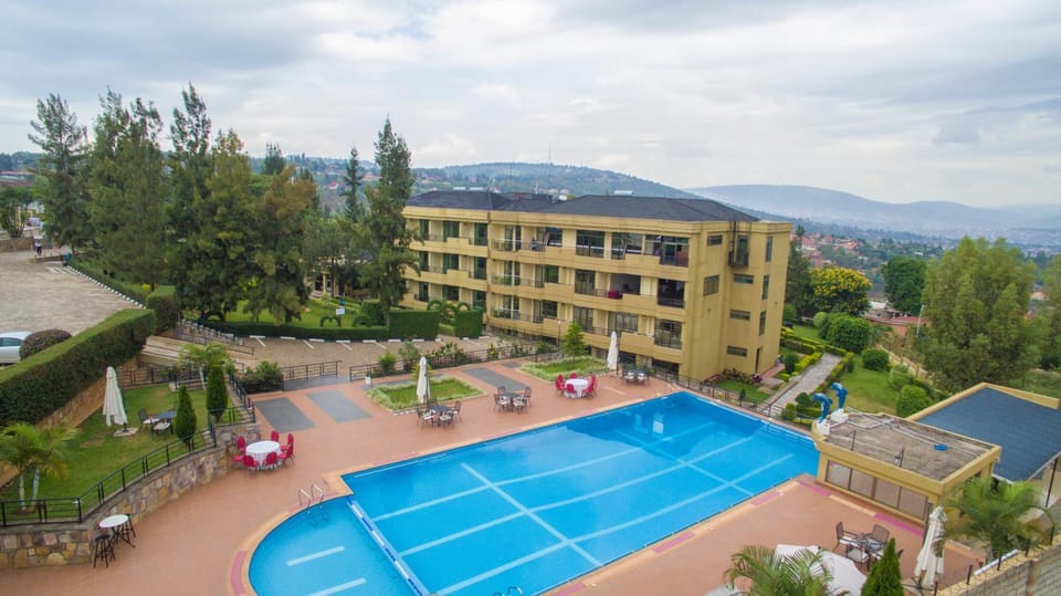 Property building, Natural landscape, Mountain view, Swimming pool, Parking