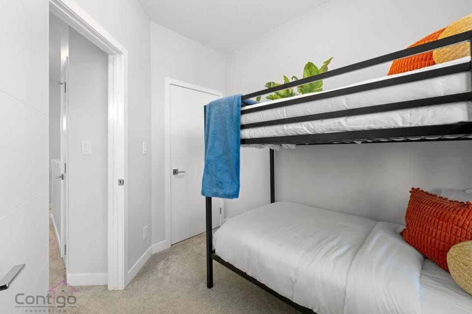 Photo of the whole room, Bedroom, bunk bed