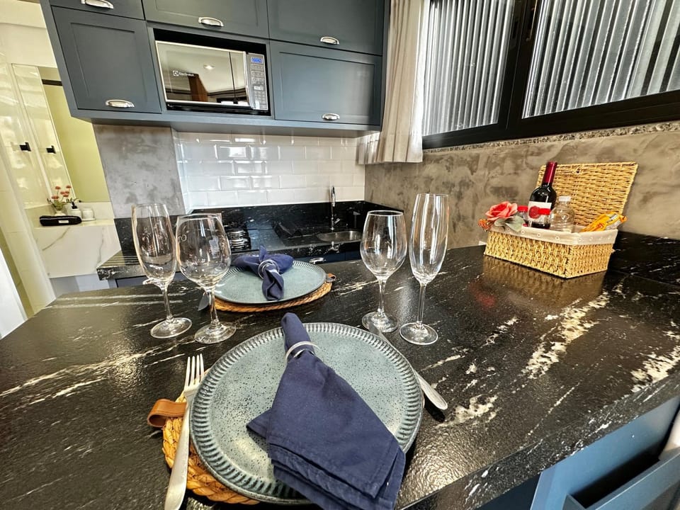 Kitchen or kitchenette, Dining area, minibar, stove