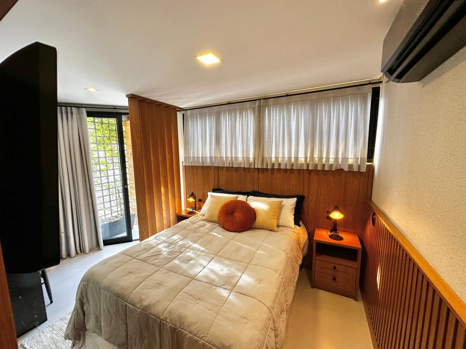 Bed, TV and multimedia, Bedroom