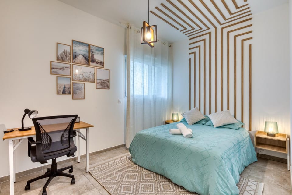 Photo of the whole room, Bedroom