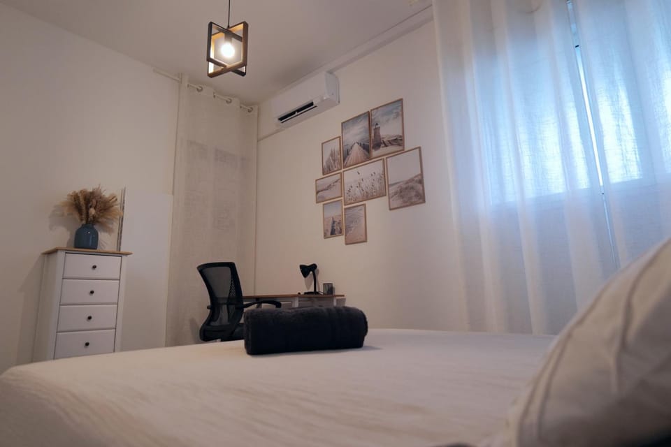Bedroom, air conditioner