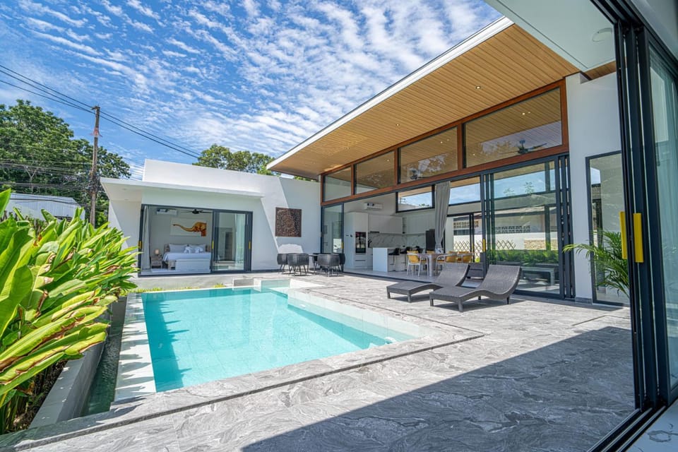 Property building, Patio, Day, Balcony/Terrace, Pool view, Swimming pool, sunbed