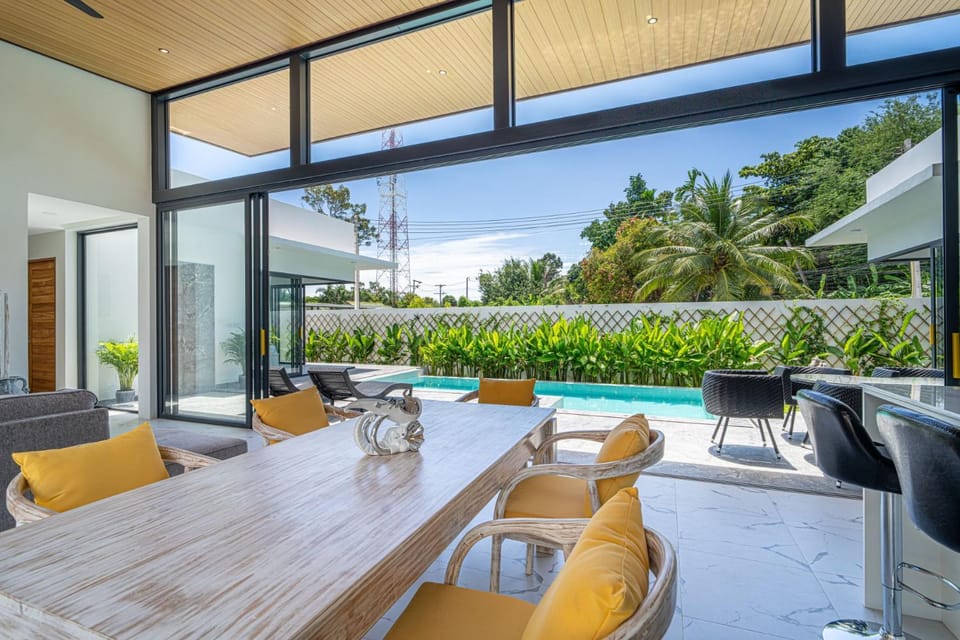 Patio, Day, Natural landscape, Garden, Balcony/Terrace, Living room, Seating area, Dining area, Garden view, Pool view, Swimming pool, sunbed