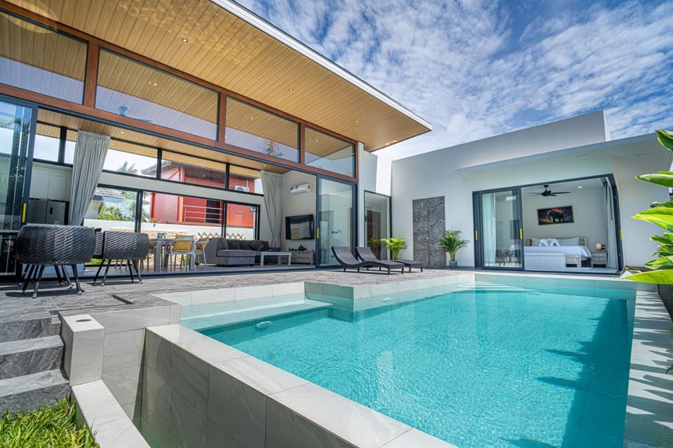 Property building, Patio, Day, Balcony/Terrace, Pool view, Swimming pool, sunbed