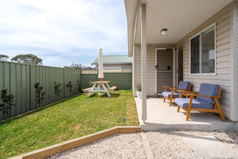 Property building, Patio, Day, Garden, Garden view