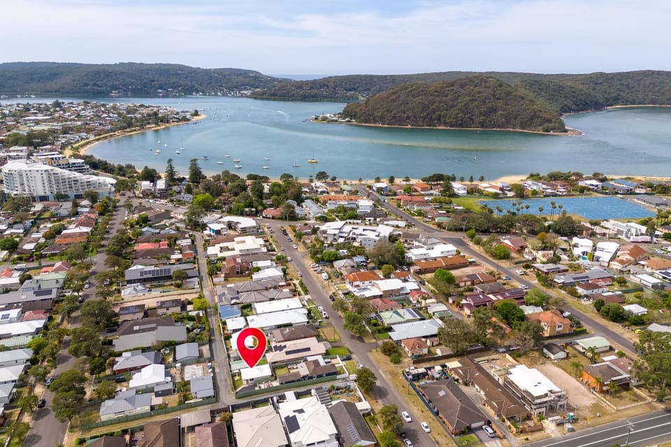 Property building, Nearby landmark, Day, Neighbourhood, Natural landscape, Sea view, Street view, Location