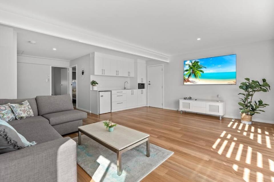 Pacific Breeze House in Swansea