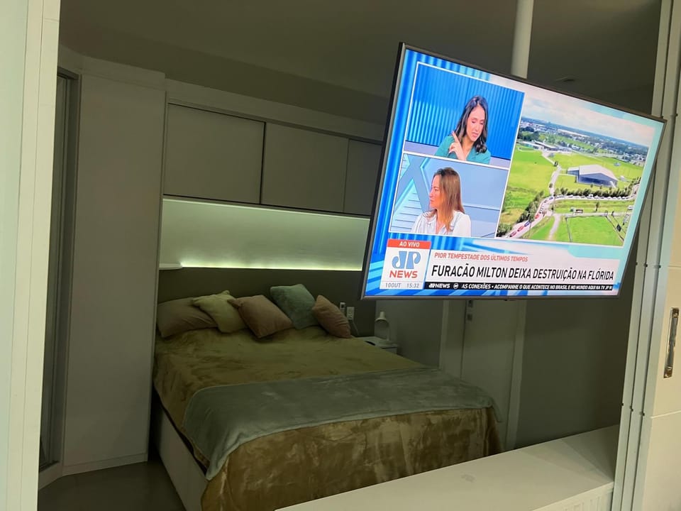 Bed, TV and multimedia, Photo of the whole room, Bedroom