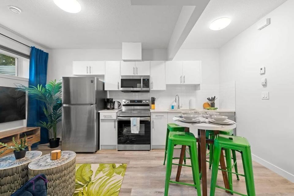 TV and multimedia, Kitchen or kitchenette, Dining area, dishwasher, oven, stove, toaster