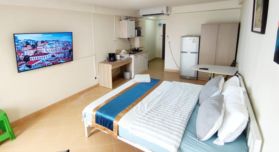 TV and multimedia, Kitchen or kitchenette, Photo of the whole room, Dining area, air conditioner