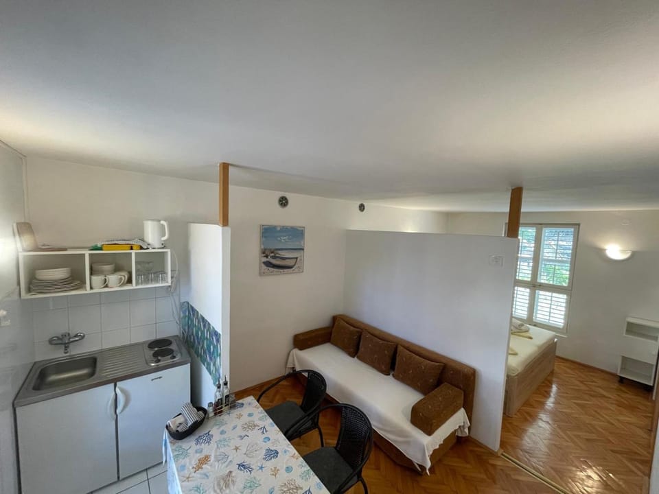 Kitchen or kitchenette, Bedroom