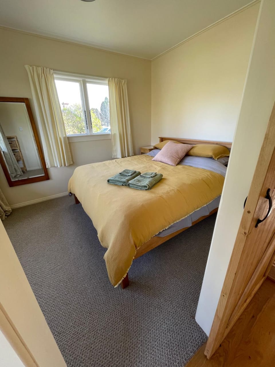Bed, Bedroom, towels
