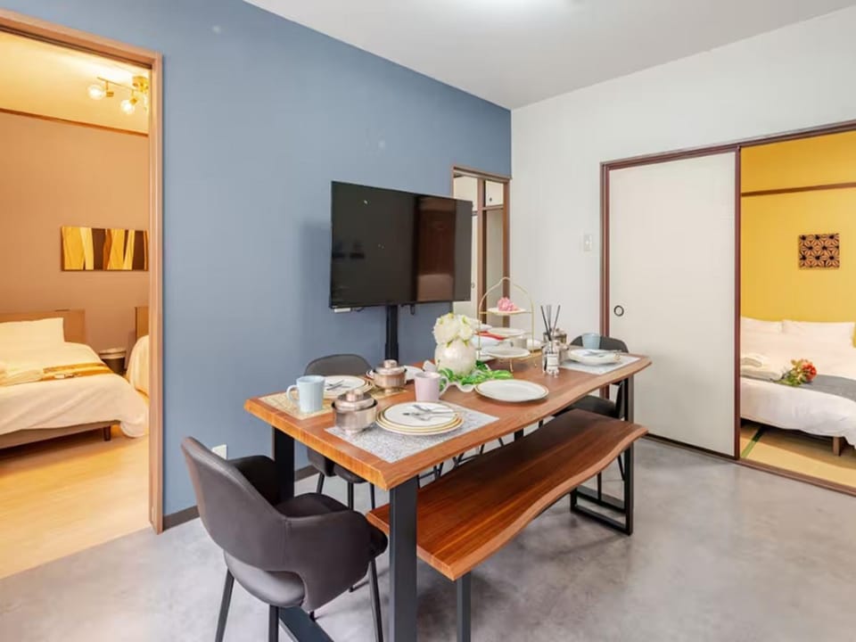 Communal lounge/ TV room, Bed, TV and multimedia, Living room, Food and drinks, Photo of the whole room, Seating area, Dining area, Evening entertainment, Bedroom