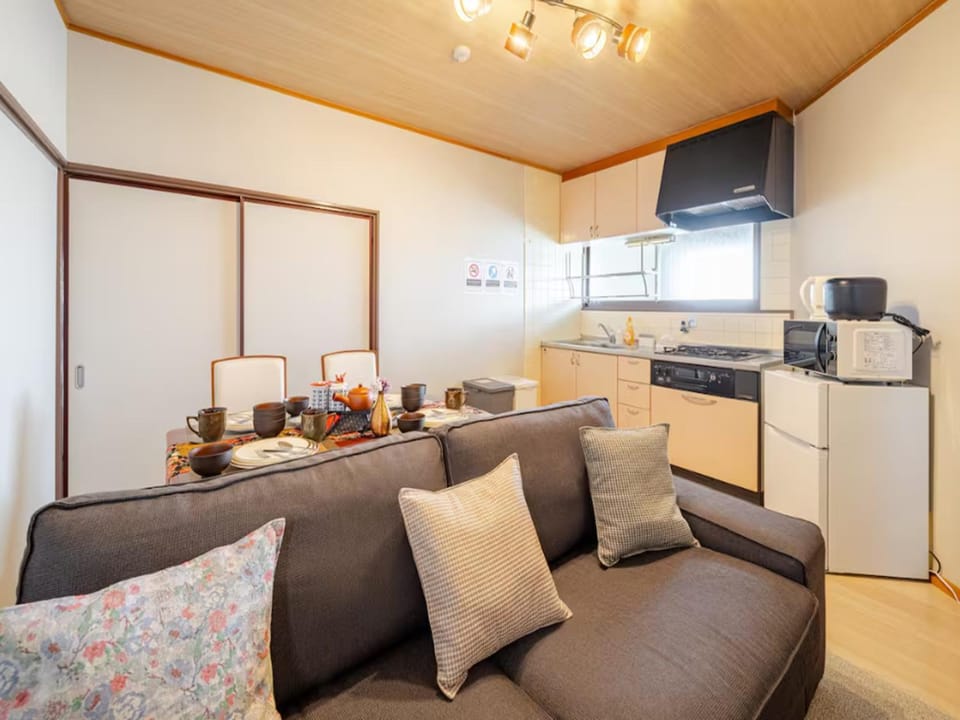 TV and multimedia, Kitchen or kitchenette, Living room, Seating area, Dining area, oven, stove