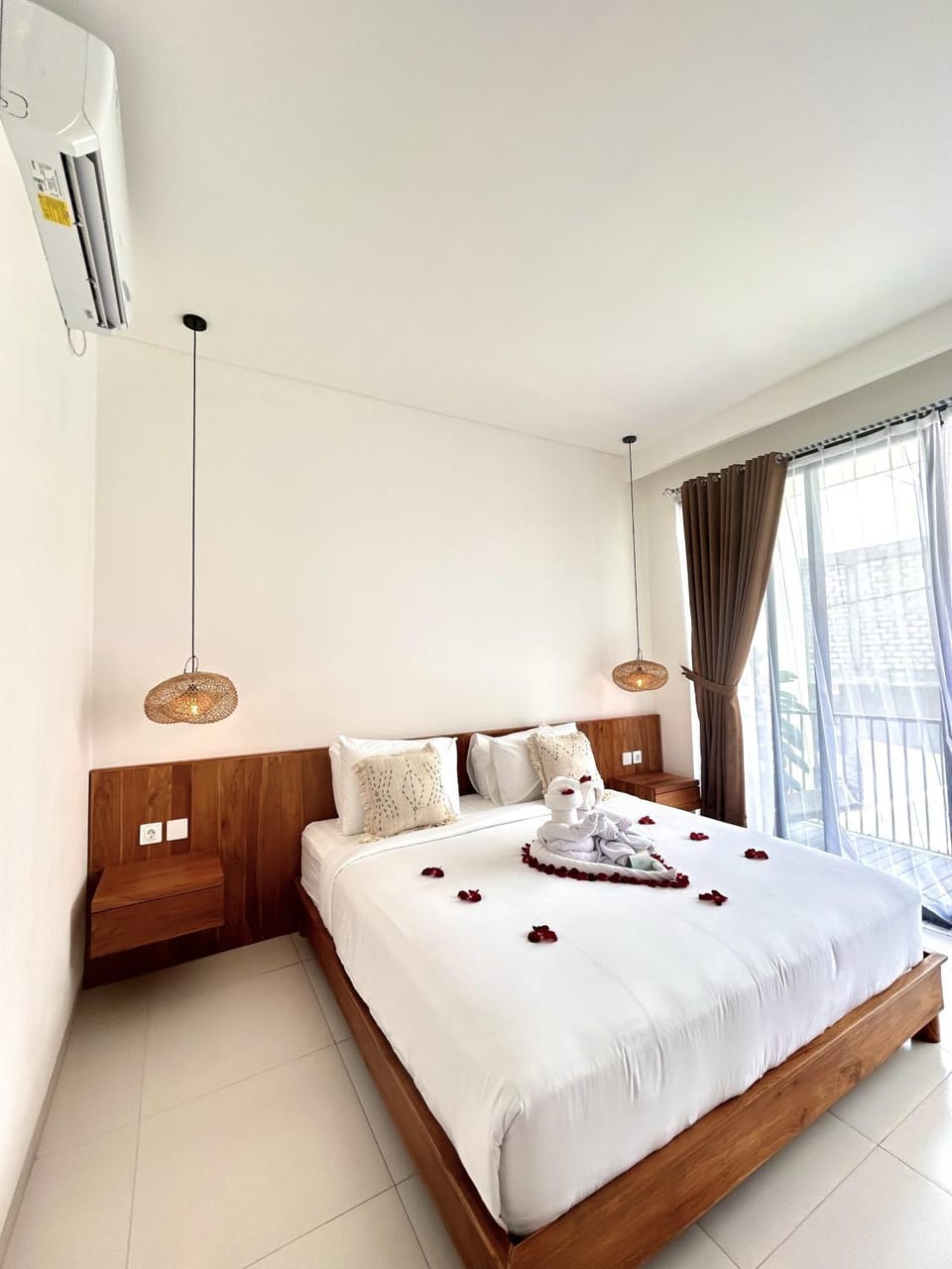 Bed, Photo of the whole room, Bedroom, air conditioner