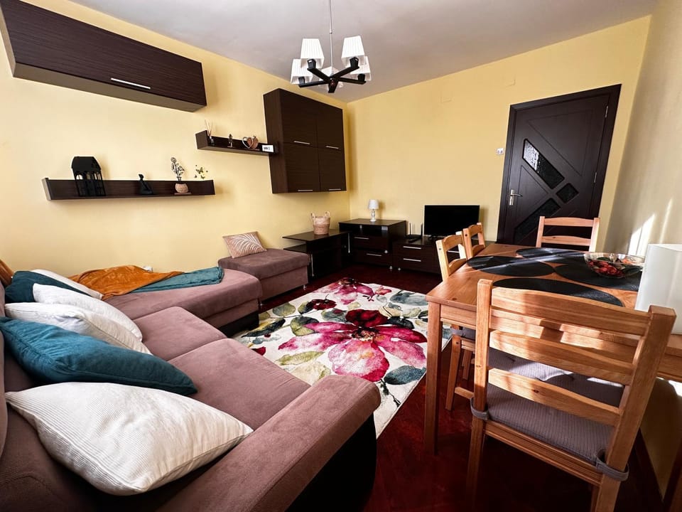 TV and multimedia, Living room, Seating area, Dining area, Evening entertainment