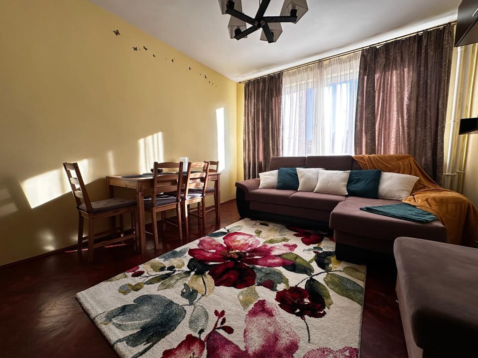 Bed, Living room, Photo of the whole room, Seating area, Dining area