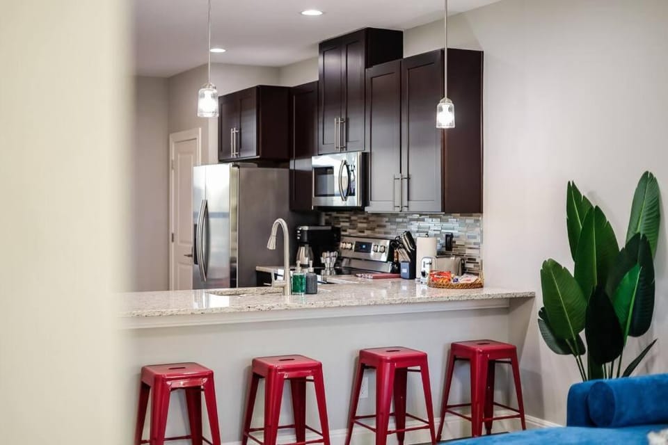 Quirky lakeside home on a golf course Apartment in Point Venture