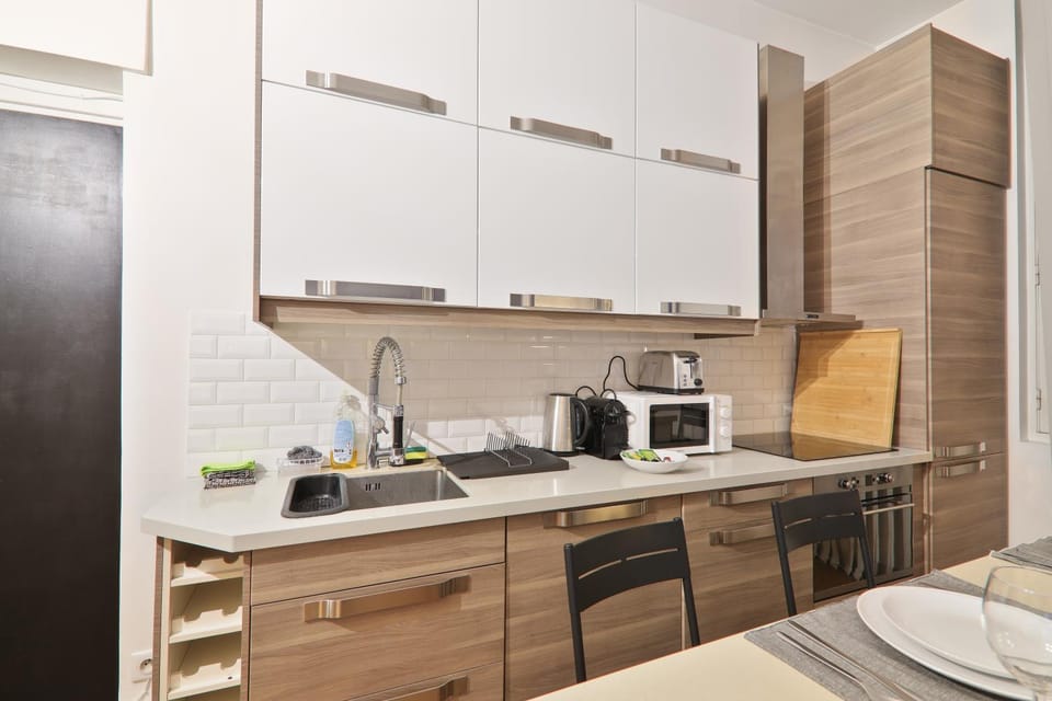Coffee/tea facilities, Kitchen or kitchenette, oven, stove