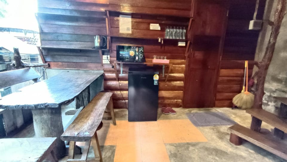 Kitchen or kitchenette, minibar