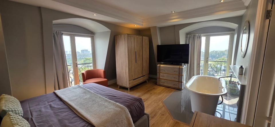 Cape Royale 4BED Suite Apartment in Cape Town
