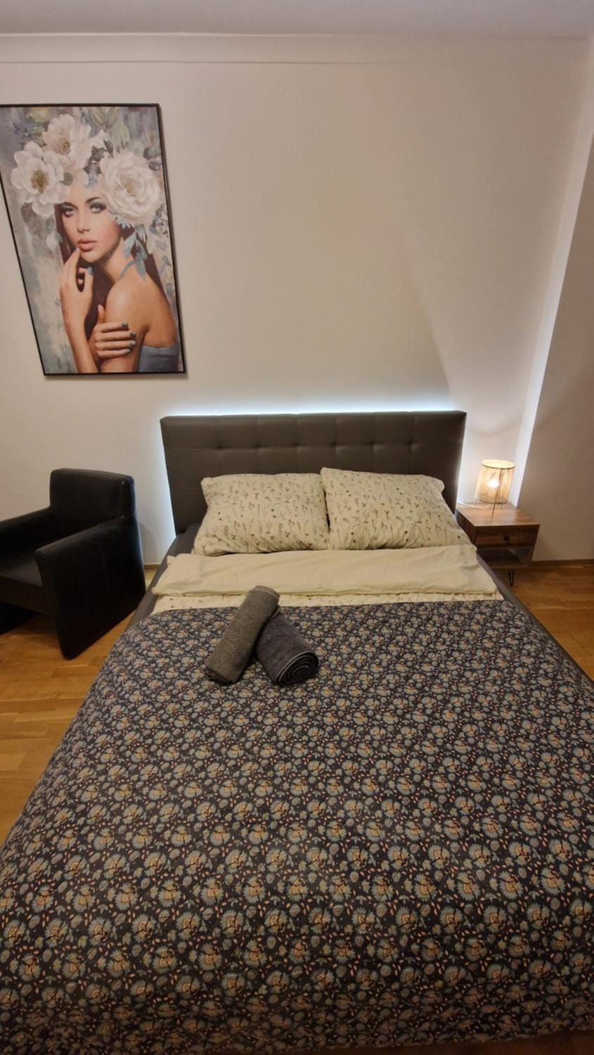 Bed, Bedroom, towels