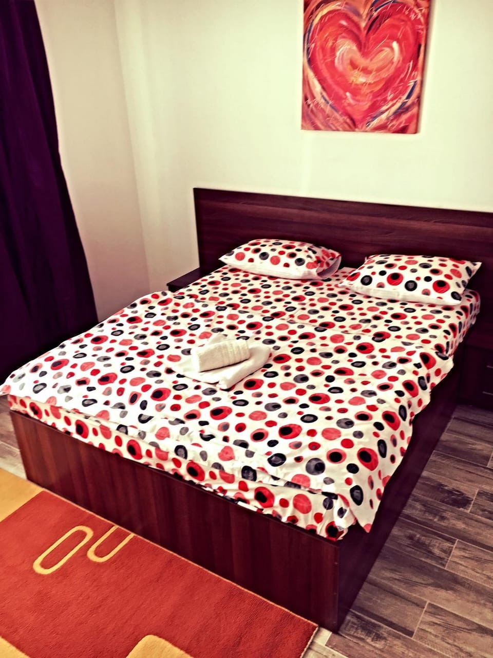 Bed, Day, Photo of the whole room, Decorative detail, Seating area, On site