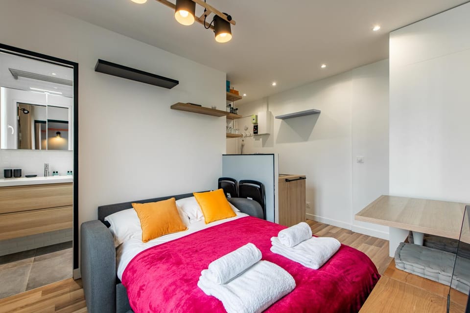 Bed, Living room